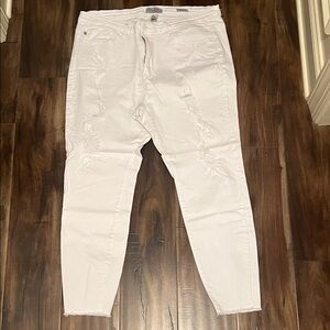 Like new Judy Blue 2x white distressed skinny jeans